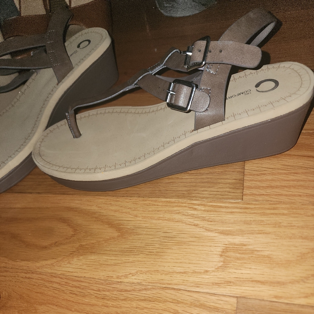 Gray T-Strap Sandals with Flat Sole - Picture 3 of 5